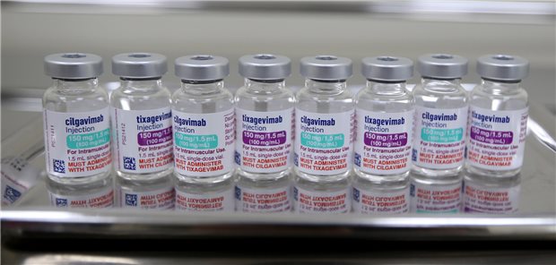 Zentral beschaffte Einheiten von Evusheld länger verkehrsfähig Option zur Präexpositionsprophylaxe einer COVID-19: Fläschchen mit Tixagevimab und Cilgavimab. Die Inhalte, als zwei separate, aufeinanderfolgende intramuskuläre Injektionen angewandt, machen die Therapie mit Evusheld aus.