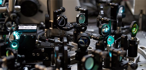Unsichtbares sichtbar machen mit Laser und Ultraschall Optoakustiker dringen mit einem neuen Mikroskop unter die Haut.