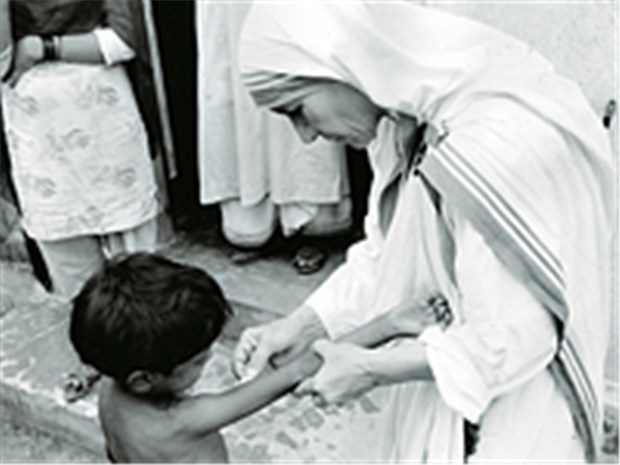 Den "Engel der Armen" plagten Glaubenszweifel Ordensschwester Mutter Teresa bei der Arbeit im indischen Kalkutta im Jahr 1975.