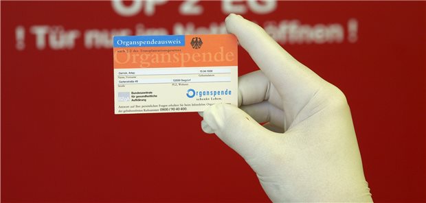 Zahl der Organspender stagniert Organspendeausweis: Der wird, wie auch eine Patientenverfügung noch viel zu selten genutzt. Nur 38 Prozent der bei der DSO registrierten postmortalen Organspender in diesem Jahr hatten ihre Organspendebereitschaft zu Lebzeiten mündlich oder schriftlich erklärt.