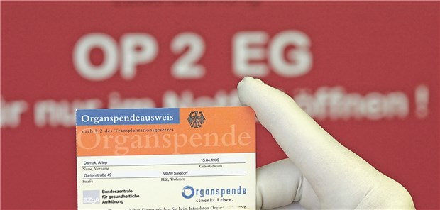 Experten stützen Spahns Kurs bei Organspenden Organspendeausweis: Transplantationsmediziner wollen erreichen, dass sich jeder mit dem Thema Organspende auseinandersetzen muss.