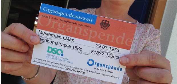 Organspende: Dreyer für neuen Anlauf zur Widerspruchslösung Frau hält Organspendeausweis hoch.