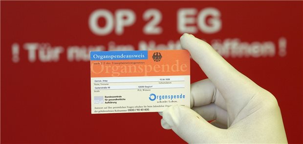 Organspende: Noch zu häufig entscheiden Angehörige Organspendeausweis ausgefüllt? Nur 15 Prozent der möglichen Spender, die im vergangenen Jahr der DSO gemeldet wurden, hatten ihre Spendebereitschaft schriftlich dokumentiert.