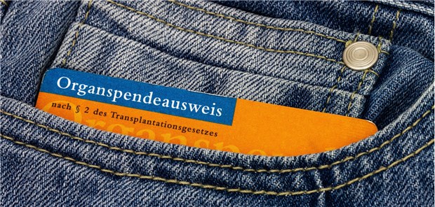 Spenderzahlen verharren auf niedrigem Niveau Organspendeausweis in Tasche: 932 Menschen haben demnach im Vorjahr nach ihrem Tod ein oder mehrere Organe gespendet, so die DSO.