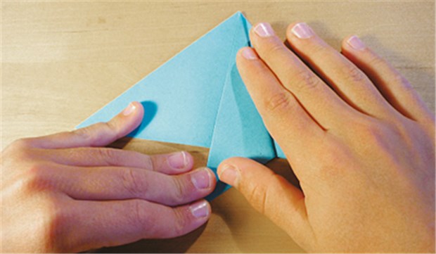 Herausforderung für Finger, Augen und Geist Origami - Kunst des Papierfaltens. Verhaltensauffällige Kinder lernen, sich zu konzentrieren und zu artikulieren. © gee (2)