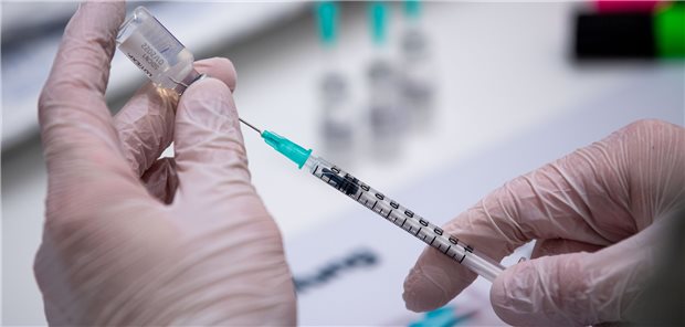 Osnabrück: Ein Mitarbeiter der Corona-Impfaktion bereitet eine Spritze mit Corona-Impfstoff vor.