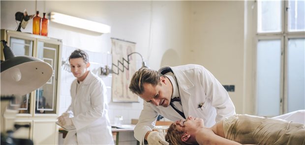 TV-Serie „Charité“: Medizin zwischen Mauerbau, Polio und Eitelkeiten Otto Prokop (Philipp Hochmair) genießt einen herausragenden Ruf als Serologe. Doch sein Steckenpferd ist die Gerichtsmedizin. Der Professor beginnt in der TV-Serie „Charité“ mit einer Obduktion.