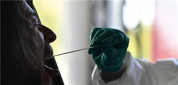 PCR-Abstriche bei Verdachtsfällen nimmt das Praxisteam in voller Schutzmontur durch das Autofenster vor.