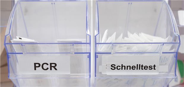 Testverordnung: Keine Priorität für PCR-Proben des Praxispersonals PCR- oder Antigenschnelltest? Nicht nur die Labore sollen priorisieren gemäß den Vorgaben der Testverordnung, sondern auch in Arztpraxen und anderen Teststellen gilt es zu überlegen, ob es immer ein PCR-Test sein muss. Das Foto zeigt Abstrichstäbchen für PCR-Tests und Corona-Schnelltests in einem Corona-Testcenter in Dresden.