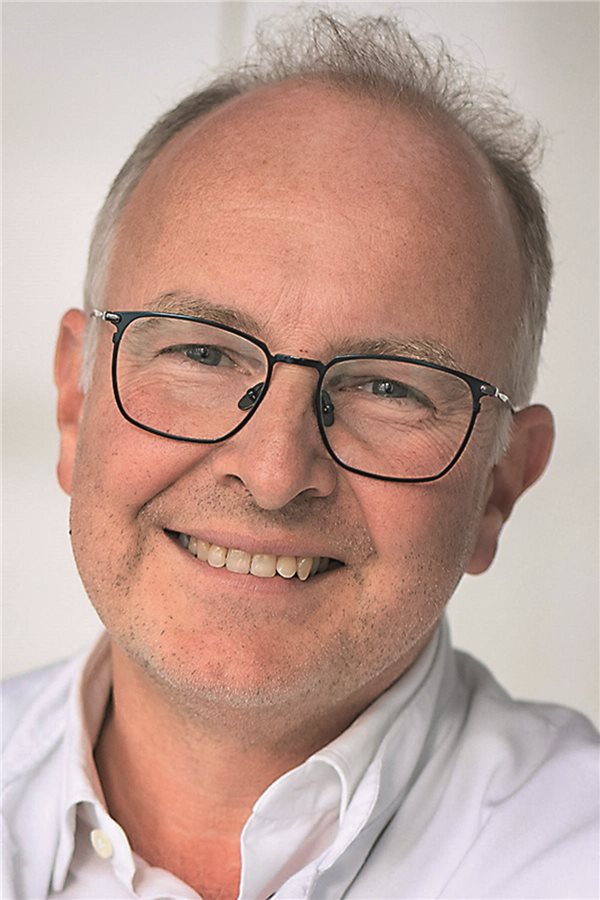 Roboterassistierte Chirurgie senkt Komplikationsraten PD Dr. Christian Gilfrich ist Chefarzt der Klinik für Urologie am Klinikum St.Elisabeth Straubing und Mitgliedim QSR-Expertenpanel Urologielt.