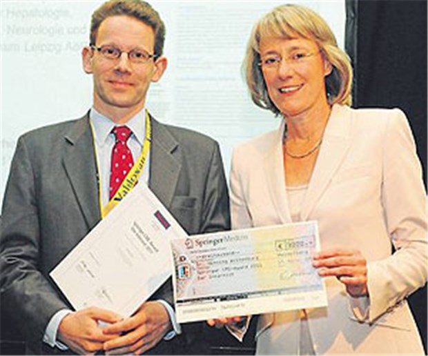 Springer CME-Award Der Internist verliehen PD Dr. Henning Wittenburg erhält den Springer CME-Award Der Internist von Professor Elisabeth Märker-Herrmann überreicht.