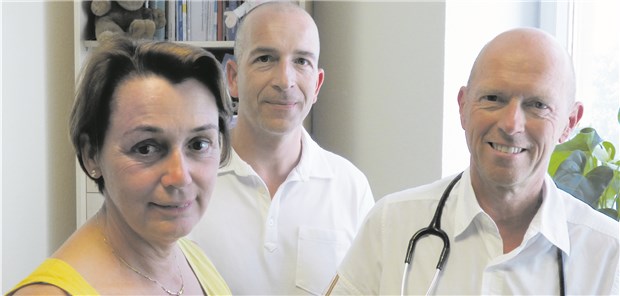 PD Dr. Roger Kuhn, inmitten seiner neuen Kollegen Dr. Monika Kuba (links) und Dr. Uwe Tippmar (rechts), genießt „den wertschätzenden Kontakt“