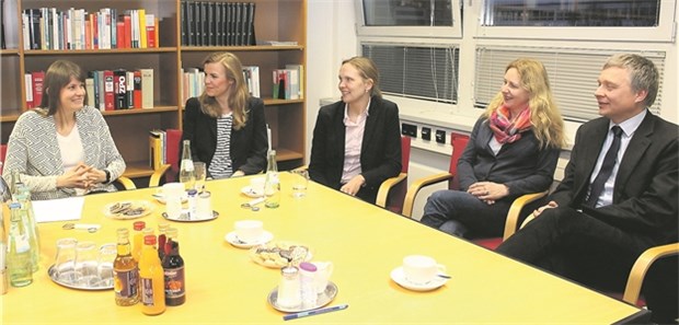 Forschung ohne Nachsitzen PD Dr. Stephanie Joachim im Gespräch mit Dr. Carolin Kreis, PD Dr. Andrea Steinbicker, Bettina Köhler (Ressortleiterin Aus- und Weiterbildung ÄKWL) und Dr. Markus Wenning (v. l. n. r.).