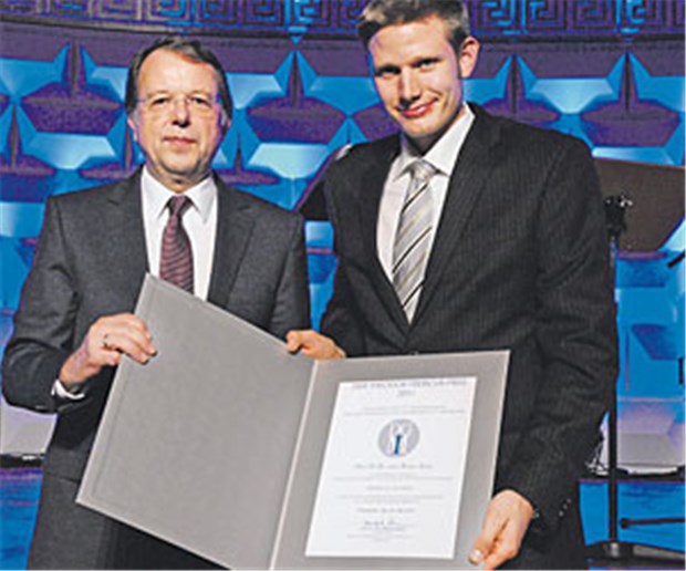Theodor-Frerichs-Preis für Forschung zu Transplantationen PD Robert Zeiser (re.) aus Freiburg freut sich über den Theodor-Frerichs-Preis aus den Händen von Kongress-Präsident Professor Hendrik Lehnert.