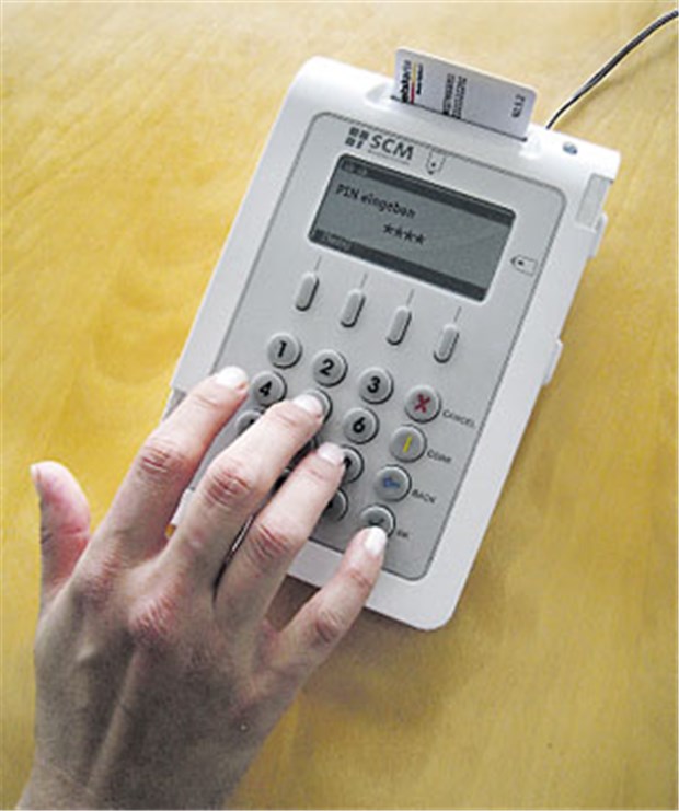 Elektronische Überweisung könnte Praxen effizienter machen PIN-Eingabe im Kartenleser. So kann der Patient den Zugriff auf seine Daten geben.