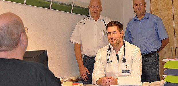 Auf Tuchfühlung mit dem Hausarzt PJler Matthias Deppert (sitzend) im Annahmegespräch in der Praxis von Dr. Wolfgang Meer und Dr. Uwe Schlittenhardt, den beiden Lehrärzten.