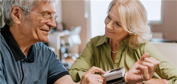 Paar beim Blutdruckmessen? Sie teilen unter anderem auch erhöhte Blutdruckwerte, so eine Studie.