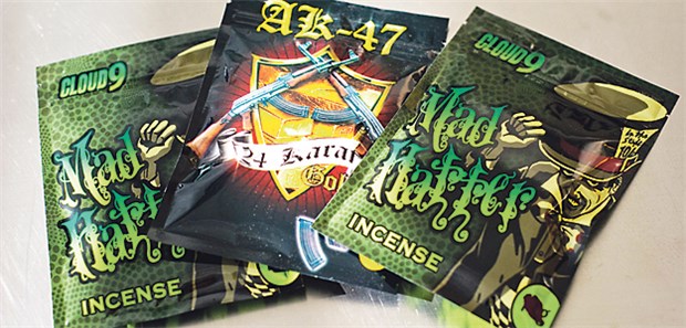 Jede Woche zwei neue Drogen in der EU Packungen von Legal Highs liegen bereit zur Prüfung im Labor des Landeskriminalamtes in Mainz.