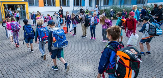 Pädiater legen Konzept für Wiederaufnahme des regulären Schulbetriebs vor Abstandhalten auf dem Schulhof wegen Corona.