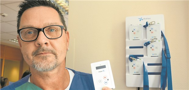 So schützen sich Pfleger und Schwestern vor Angriffen Pager für die Sicherheit: Stationsleiter Thomas Tech von der SHG-Klinik ist vom Konzept überzeugt.
