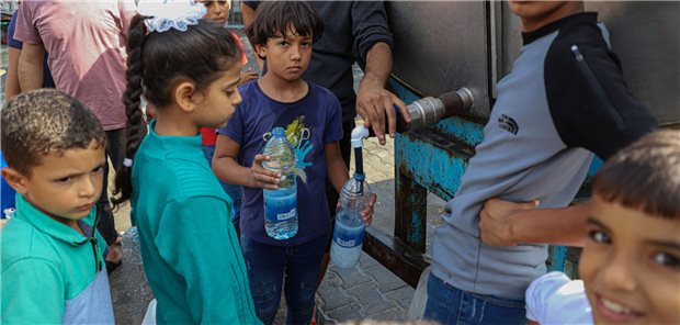 WHO alarmiert: Nur noch drei statt 15 Liter Wasser pro Person in Gaza Palästinensische Gebiete, Chan Junis: Kinder holen Wasser aus einer Schule.