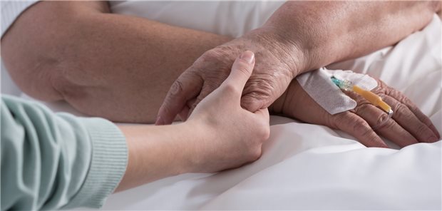 Palliative Versorgung: Die meisten Menschen wünschen sich in Umfragen, zu Hause zu sterben statt in einer Klinik.