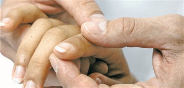 Rheumatologen mit effizienter Akutsprechstunde gesucht Palpation der Fingergelenke bei einer Patientin mit Rheumatoider Arthritis.