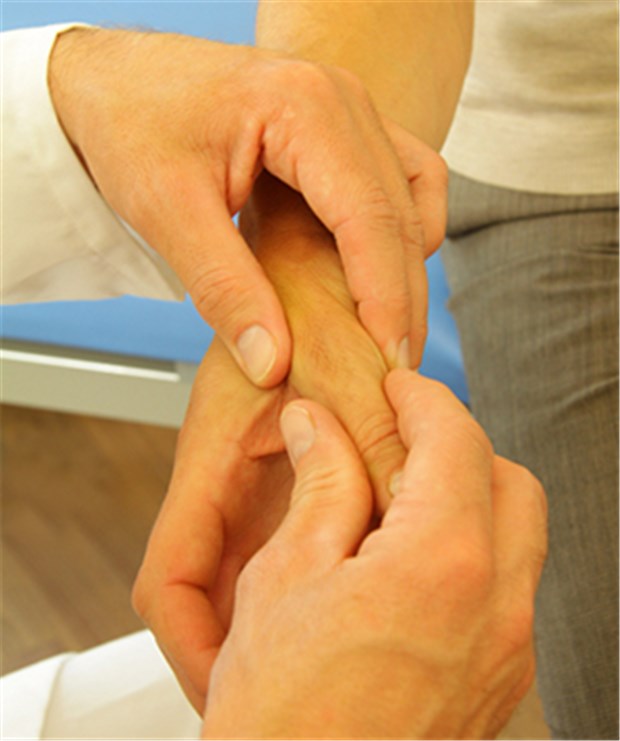 Bei Infarkt haben Rheumatiker schlechte Karten Palpation der Hand bei einer Rheuma-Patientin.