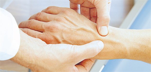 Ärzte setzen Rheuma-Portal auf Palpation der Handgelenke beim Hausarzt: Beim Verdacht auf Rheuma können Patienten in Nordrhein über das Portal RhePort zeitnah einen Termin beim Rheumatologen erhalten. Herzstück ist ein spezieller Fragebogen.
