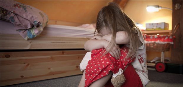 Pandemiebedingte Restriktionsmaßnahmen haben laut BiB-Institut zu einem Anstieg der Depressionssymptome bei Jungen und Mädchen in Europa beigetragen. (Symbolbild mit Fotomodell)