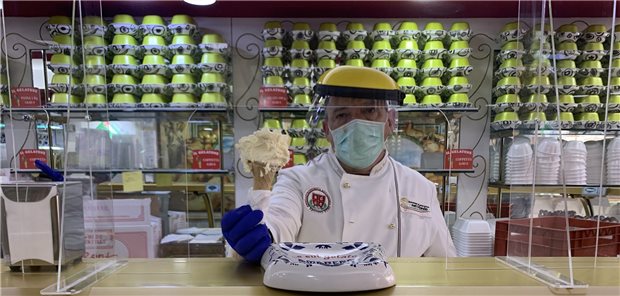 Gelato in Corona-Zeiten nur mit Schutzhelm Paolo Costantini verkauft sein preisgekröntes Eis jetzt mit Schutzmaske.