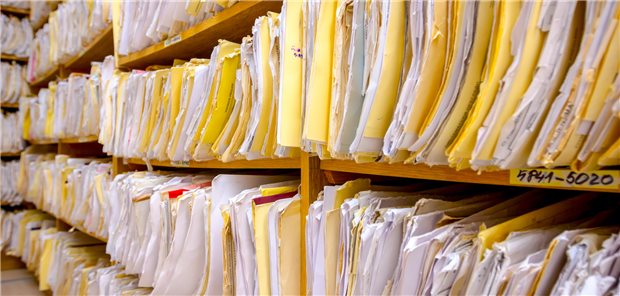 Papierfluten ohne Ende: Auch die Unionsfraktion will dem Ärgernis beikommen und hat dem Bundestag einen Antrag zum Bürokratieabbau vorgelegt.