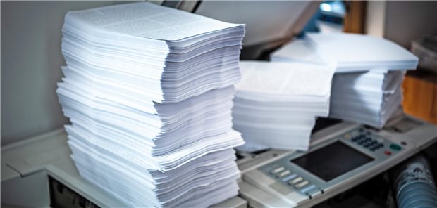 Papierstapel auf Kopierer