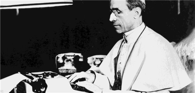 Als Pius XII. das vatikanische Roulette erfand Papst Pius XII. in seinem Arbeitszimmer an der Schreibmaschine.