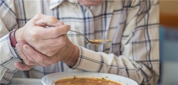 Parkinson-Patient mit Tremor beim Essen: Ein neu entwickelter Bluttest auf Alpha-Synuclein in extrazellulären Vesikeln könnte anzeigen, wer demnächst an Parkinson erkrankt.