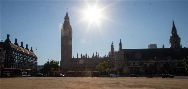 Parliament Square in London im August 2022: Das sonst satte Gras ist in der Hitzewelle einer brauen Steppe gewichen.