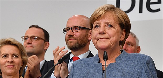 Merkel beansprucht Führung weiter für sich Parteizentrale der CDU: Bundeskanzlerin Merkel musste bei der Wahlparty den Einbruch ihrer Partei bei der Bundestagswahl 2017 erklären. Mit auf der Bühne v.l. Bundesverteidigungsministerin Ursula von der Leyen, der parlamentarische Staatssekretär Jens Spahn, CDU Generalsekretär Peter Tauber.