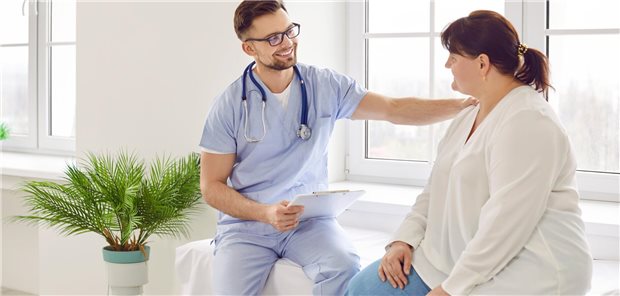 Partizipative Entscheidungsfindung: Arzt und Patientin diskutieren die Optionen einer möglichen Gewichtsreduktion.