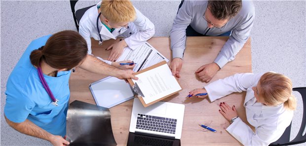 Partnerschaftsgesellschaft, GbR, eGbR oder GmbH? Wenn Ärzte sich zu einer Berufsausübungsgemeinschaft zusammenschließen, geht es auch um Fragen der Rechtsform.