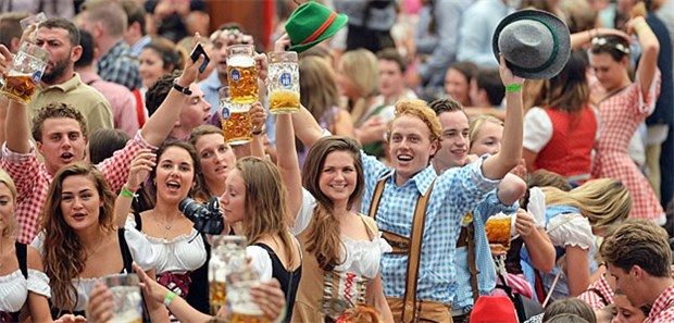 So arbeiten die Ärzte der Wies‘n-Klinik Party bis der Arzt kommt - nicht wenige Besucher des Oktoberfestes in München benötigen nach starkem Alkoholkonsum ärztliche Betreuung vor Ort.