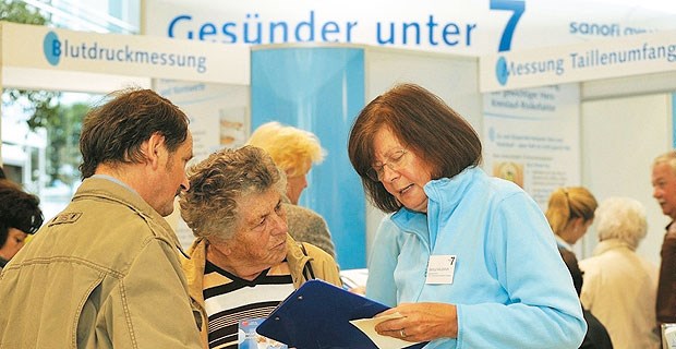 Passanten am Aktionsstand lassen sich über das Ergebnis ihres Diabetes-Risikochecks beraten. Seit 2005 wurden Daten von 28000 solcher Probanden ausgewertet.