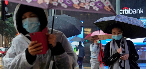 Es könnte zur Coronavirus-Pandemie kommen Passanten in China tragen in der Öffentlichkeit Masken als Schutz vor einer Ansteckung mit dem neuen Coronavirus.