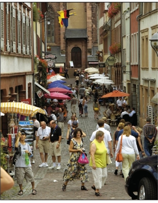 Heidelberger Hausärzte liefern Daten, von denen alle Bürger profitieren könnten Passanten in der Heidelberger Altstadt. Medizinische Daten auf Gemeindeebene sollen in Heidelberg erfasst und genutzt werden.