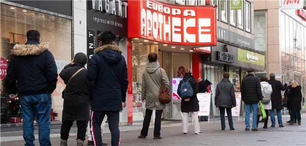 Bundesregierung plant Versand von FFP2-Masken ab Januar Passanten stehen in Hannover Schlange vor einer Apotheke. Seit dem 15. Dezember sollen Apotheken wegen der Corona-Pandemie pro Person drei Schutzmasken gratis aushändigen.