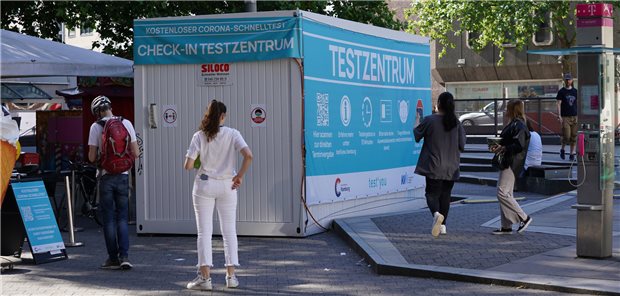 KBV-Vorstand macht Druck wegen Corona-Testverordnung Passanten stehen stehen vor einem Corona-Testcenter in Hamburg. Das Prozedere bei der Abrechnung der Bürgertests soll geändert werden.