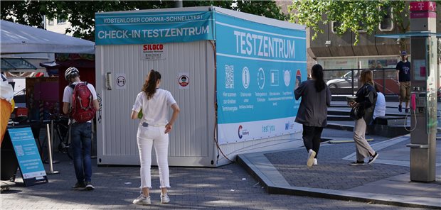 KVen steigen bei Corona-Bürgertests aus Passanten stehen vor einem Corona-Testcenter in Hamburg. Nicht nur mit den kostenlosen Bürgertests ist nun Schluss. Die KVen weigern sich, Bürgertestungen künftig abzurechnen.