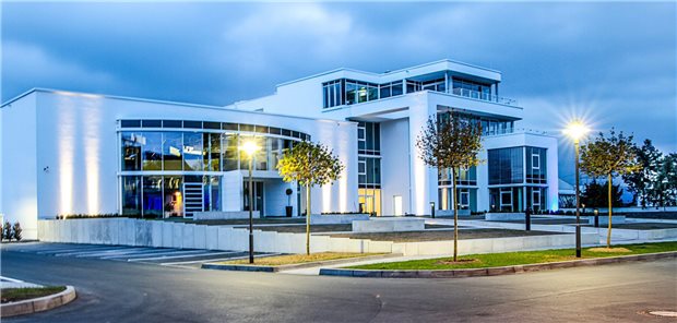 Passend zum Finanzergebnis für das Jahr 2021 erstrahlt die CGM-Konzernzentrale in Koblenz.