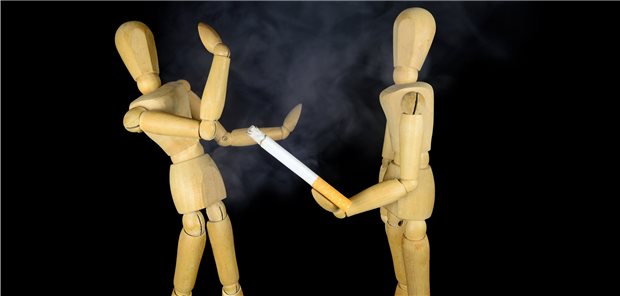 Passivrauchen: Sowohl aktives als auch passives Rauchen verschob in einer Studie das Manifestationsalter einer Rheumatoiden Arthritis nach vorn.