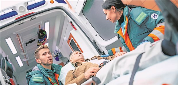 „Notfalldaten und E-Medikationsplan auf der eGK sind uneingeschränkt sinnvoll“ Im Rettungswagen: Ein Blick in die Notfalldaten oder den Medikationsplan auf der eGK kann den Notärzten bei Entscheidungen helfen.