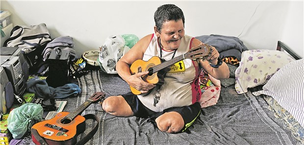Die vergessenen Lepra-Kranken Patient Marquinhos spielt Gitarre im Curupaiti-Krankenhaus, unweit von Rio de Janeiro.